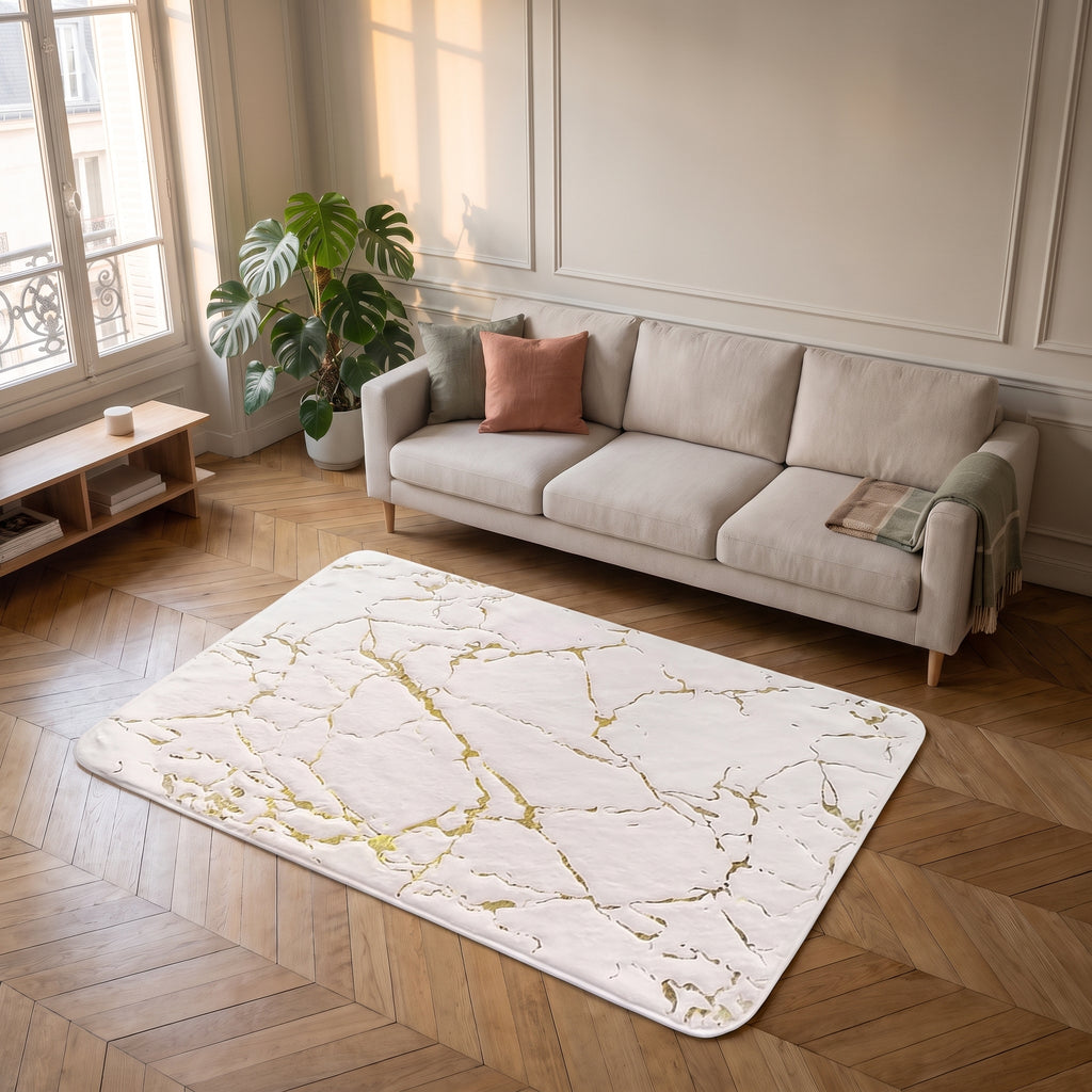 Tapis effet marbre blanc cassé veiné d'or déployé sur le parquet du salon