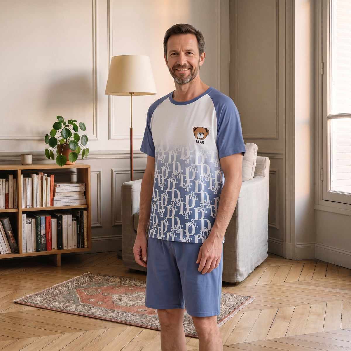 Pyjama d'été homme bleu à ours et lettres porté par le mannequin Moment Cocooning