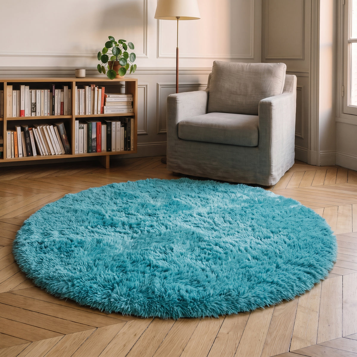 Tapis rond à poils longs coloris Bleu azur, posé devant le fauteuil d'un coin lecture