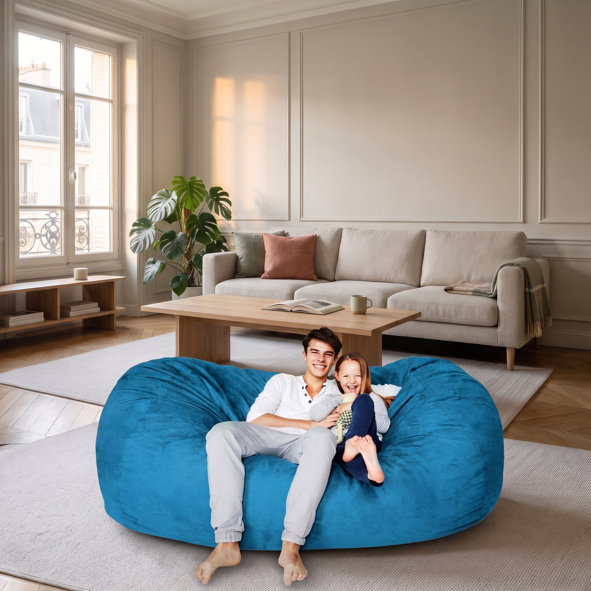 Housse de pouf immense bleu clair posée au sol du salon