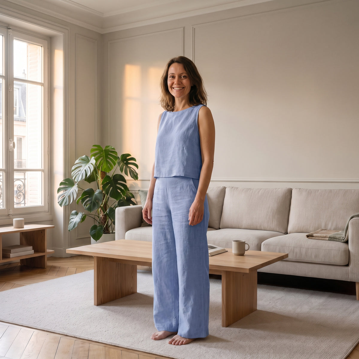 Ensemble en lin bleu clair porté par une femme