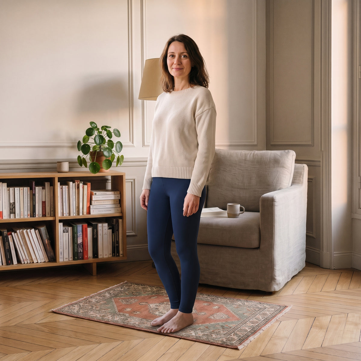 Femme portant un legging bleu marine dans un coin lecture