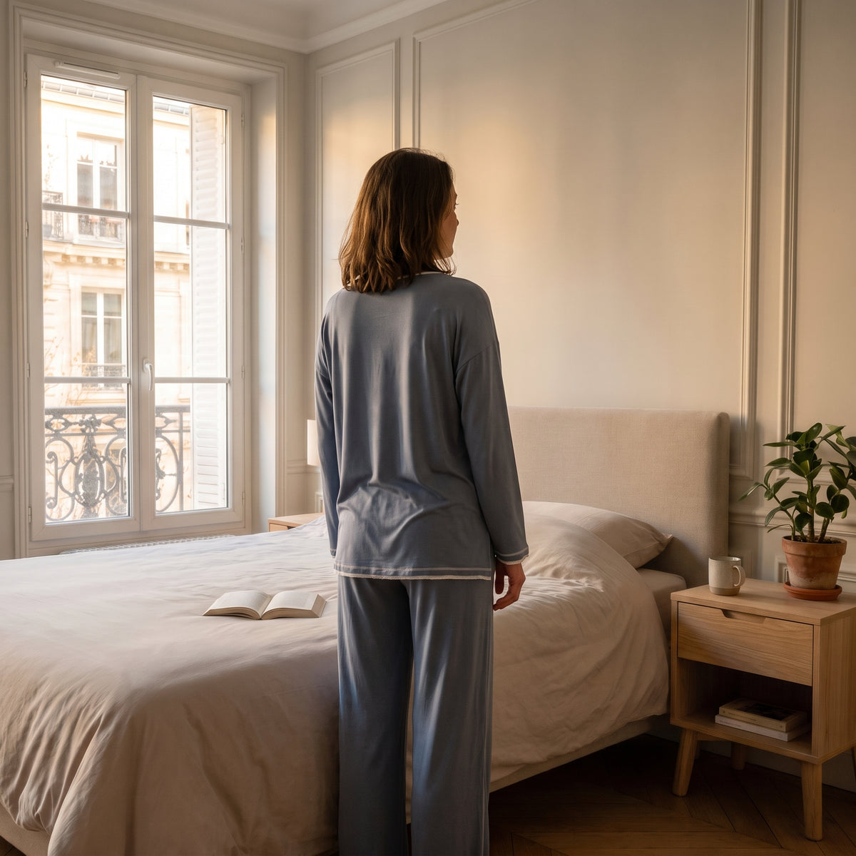 Pyjama coton et modal bleu porté par une femme dans la chambre
