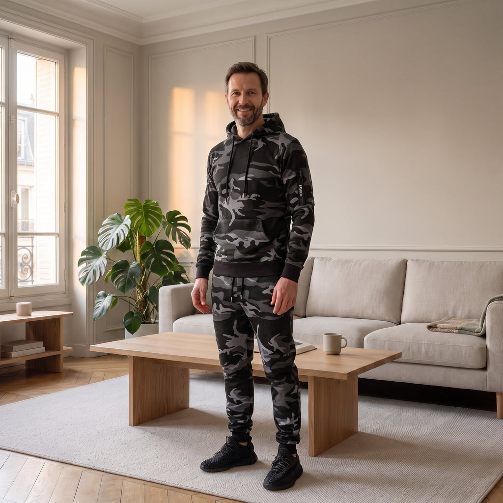 Survêtement camo gris porté par un homme