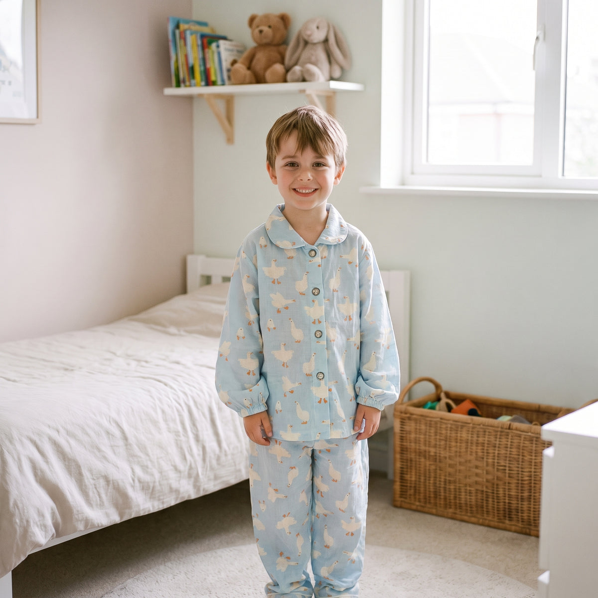 Enfant portant le pyjama en coton à imprimé canards