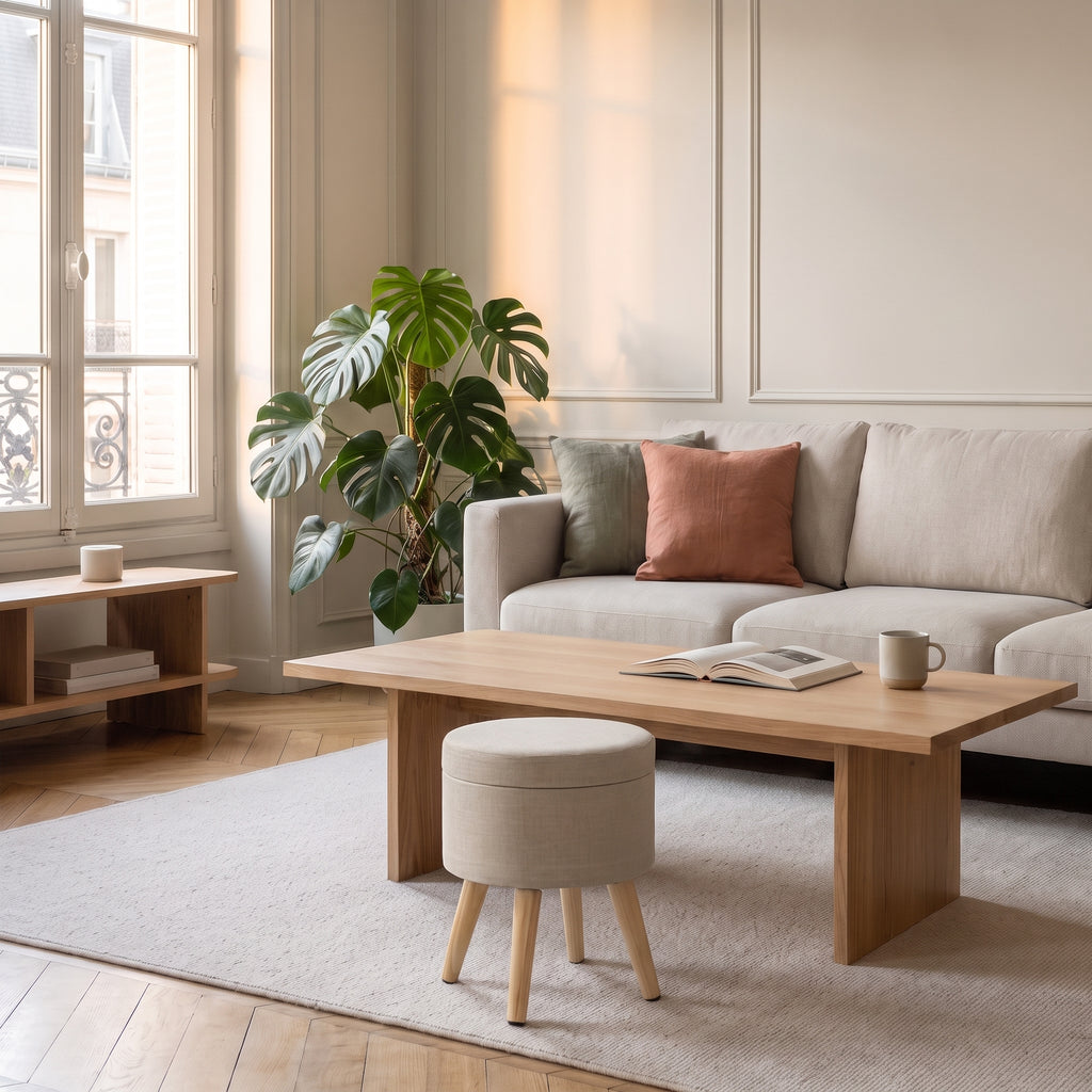 Tabouret de rangement en bois crème posé au sol