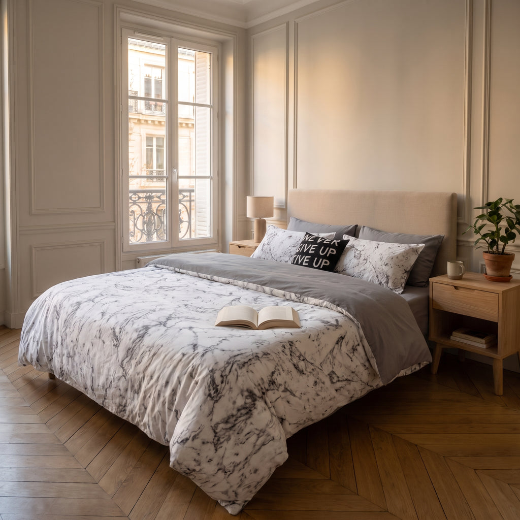 Housse de couette effet marbre sur un lit fait