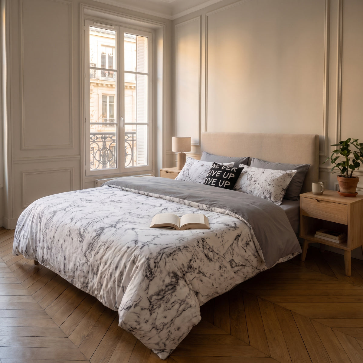 Housse de couette effet marbre sur un lit fait