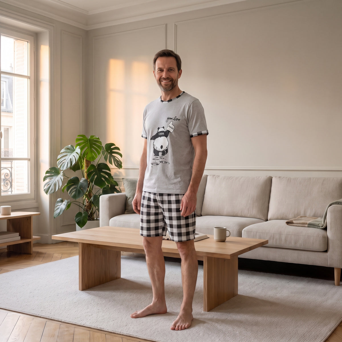 Pyjama d'été homme gris à panda et carreaux porté par le mannequin Moment Cocooning