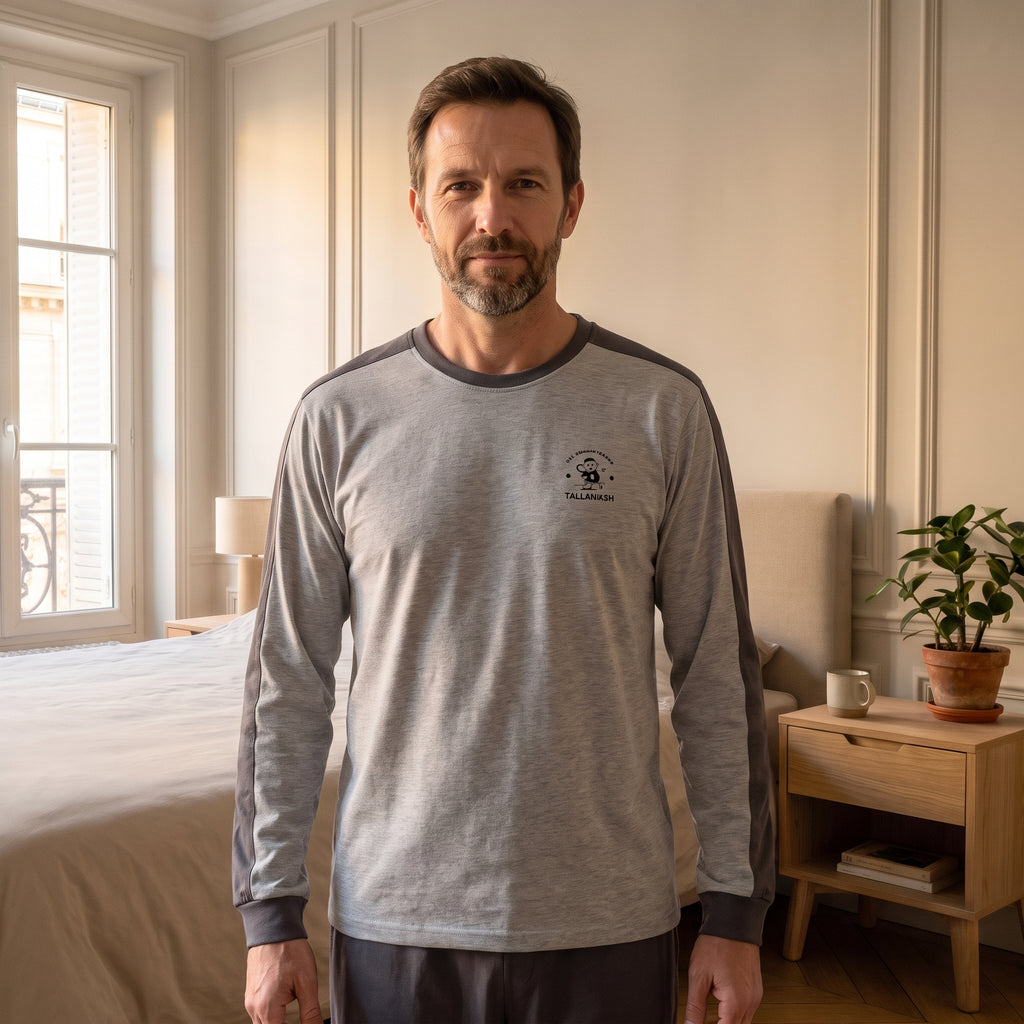 Pyjama homme gris clair à liseré anthracite porté