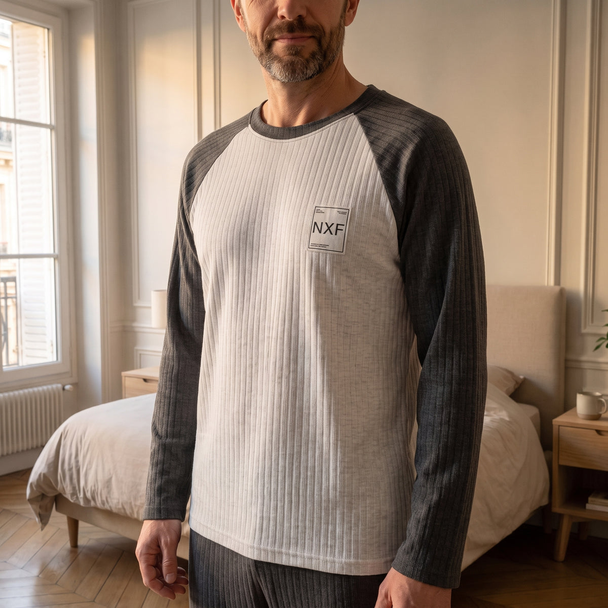 Pyjama homme gris clair à manches anthracite porté