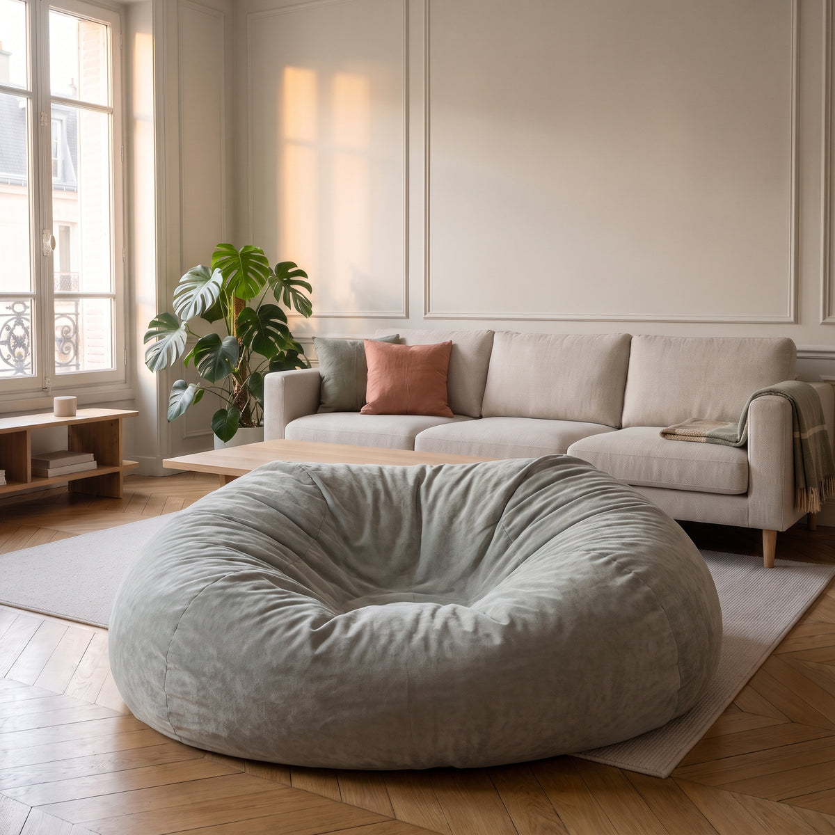 Housse de pouf immense gris clair posée au sol du salon