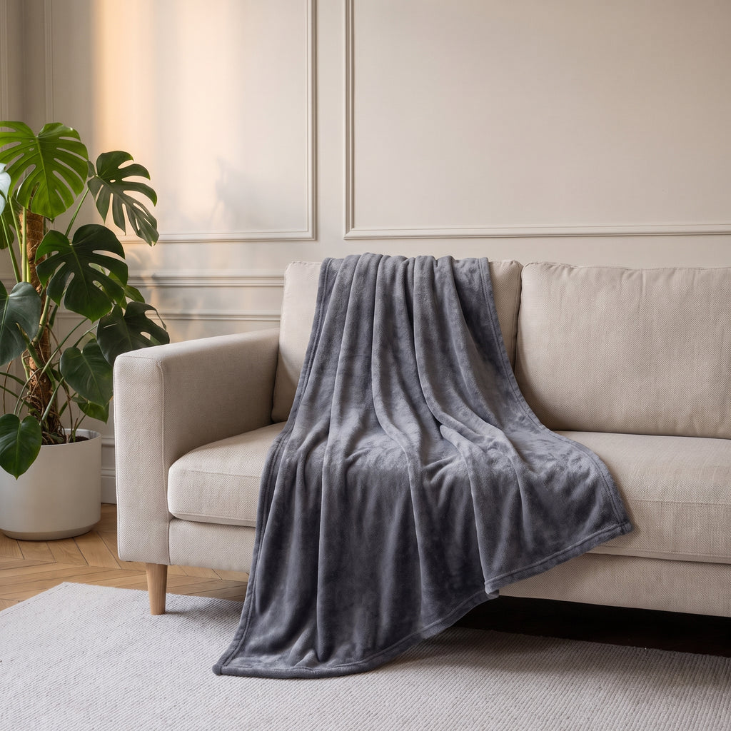 Plaid en flanelle gris foncé jeté sur un canapé