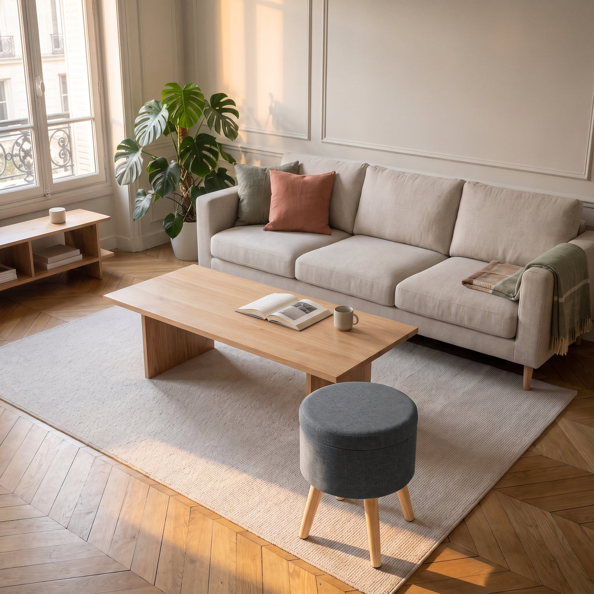 Tabouret de rangement en bois gris foncé posé au sol