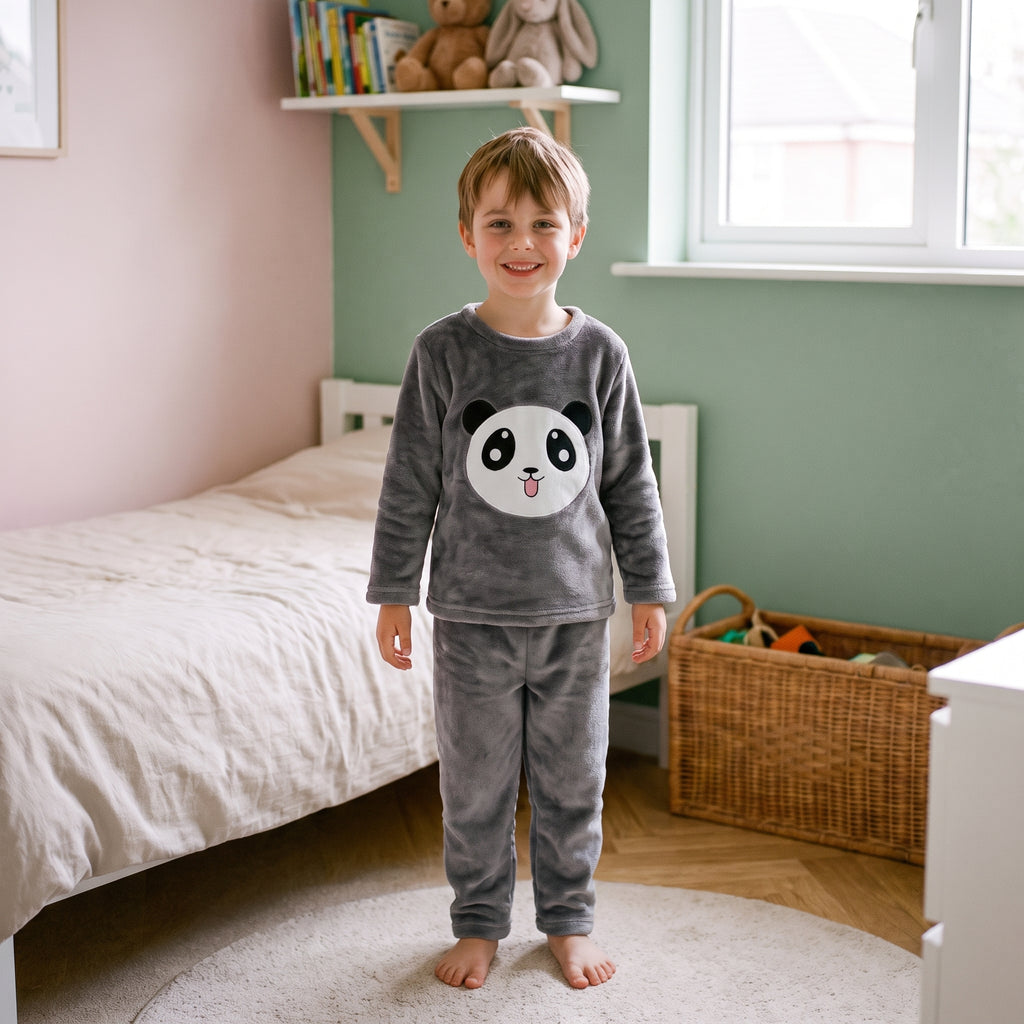Enfant portant le pyjama en flanelle panda gris