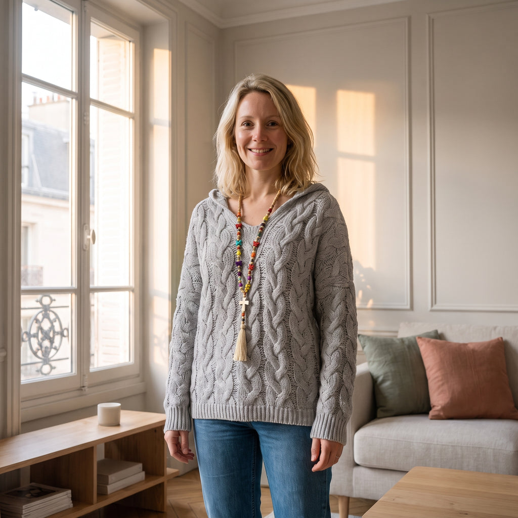 Pull en grosse maille gris porté par une femme