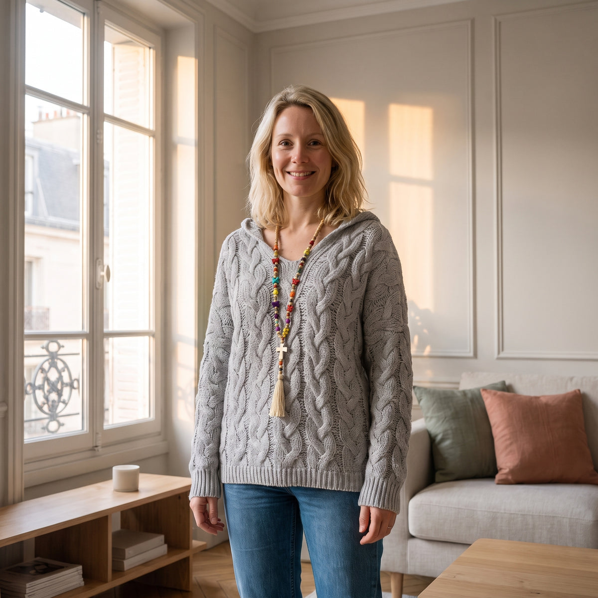 Pull en grosse maille gris porté par une femme