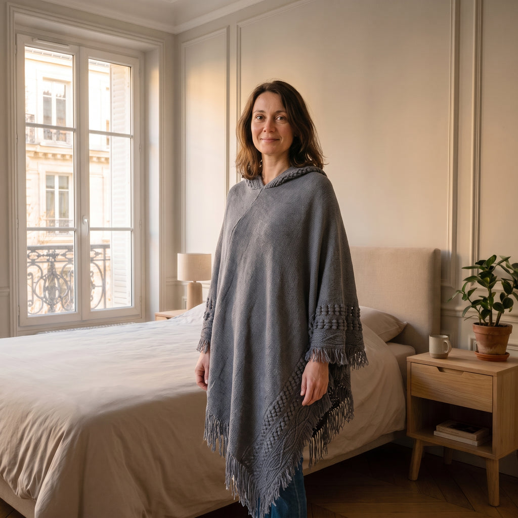 Cape bohème grise à franges portée dans une chambre