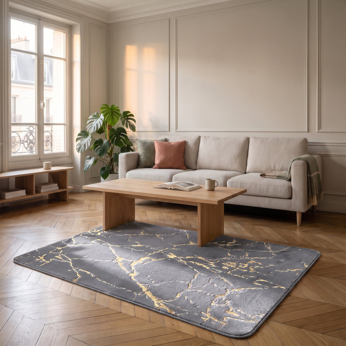 Tapis effet marbre gris anthracite veiné d'or posé à plat sous la table basse du salon