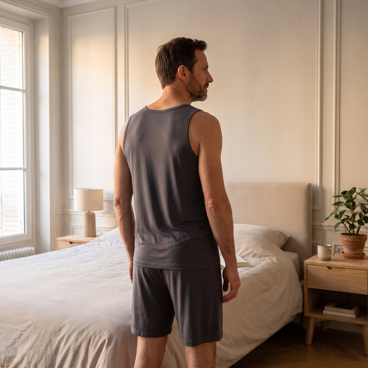 Pyjama d'été gris porté par un homme