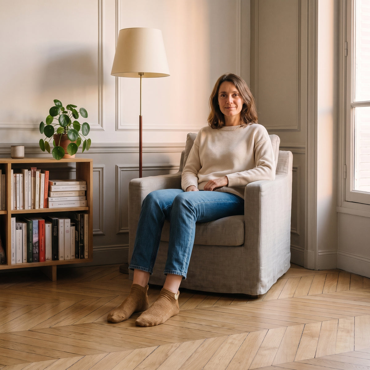Chaussettes basses jaunes à cœur doré portées aux pieds dans un coin lecture