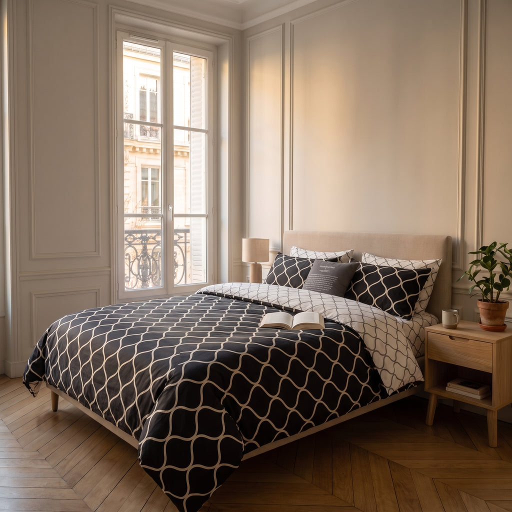 Housse de couette motif maillons noirs sur un lit fait