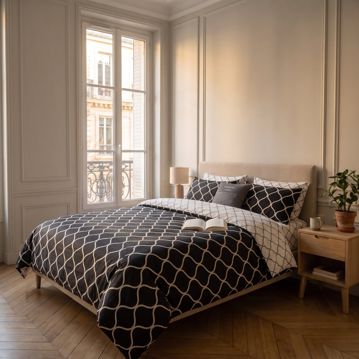 Housse de couette motif maillons noirs sur un lit fait
