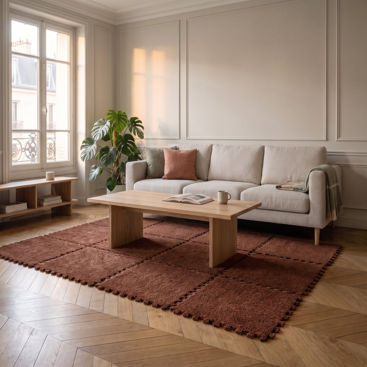 Carrés de tapis en mousse marron emboîtés dans un salon