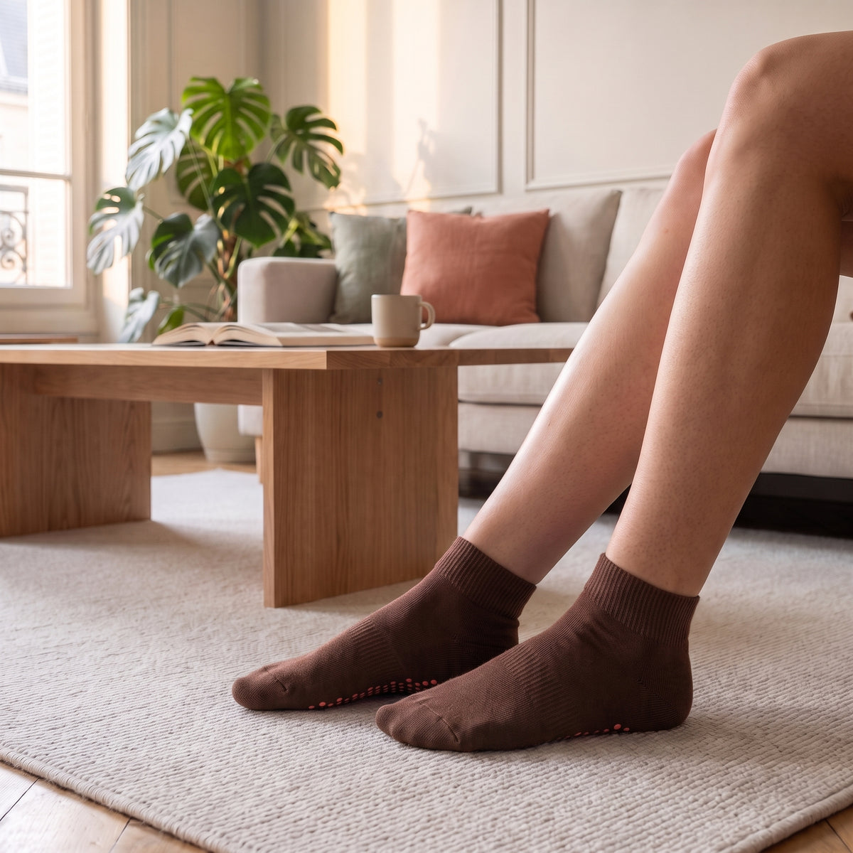 Chaussettes basses antiderapantes coloris marron, portees dans le salon
