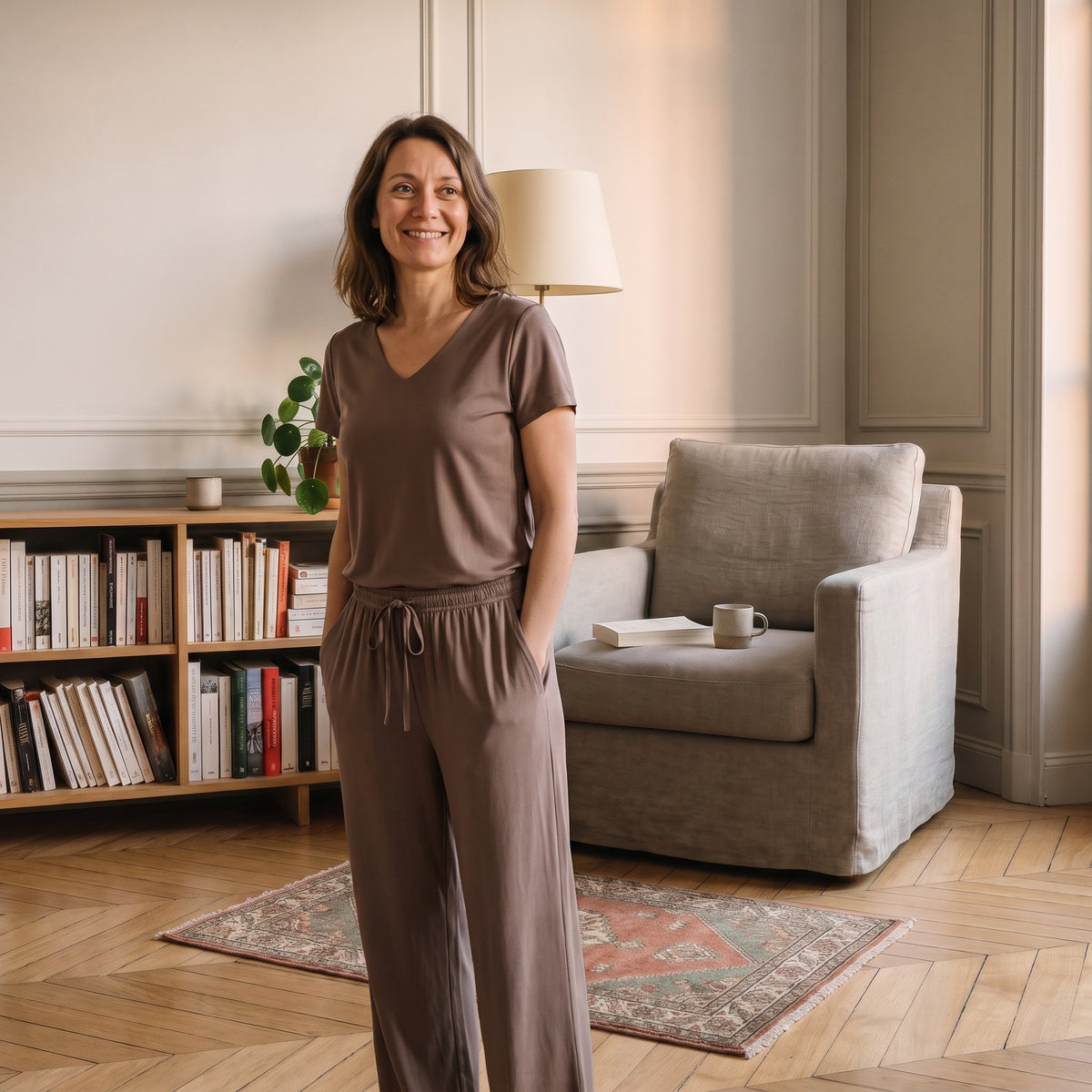 Pyjama mi-saison marron porté par une femme dans un coin lecture