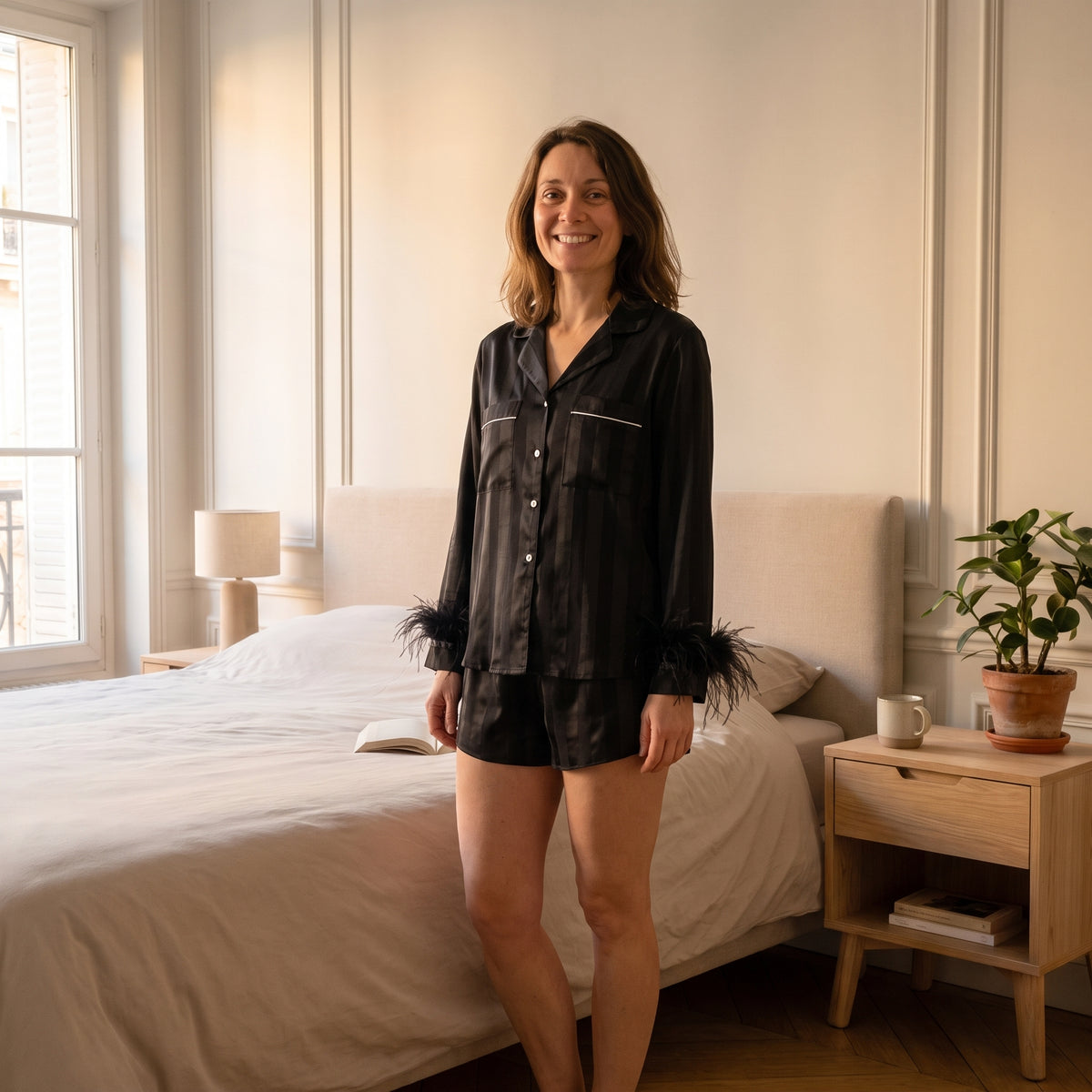 Pyjama d'été à plumes noir rayé porté