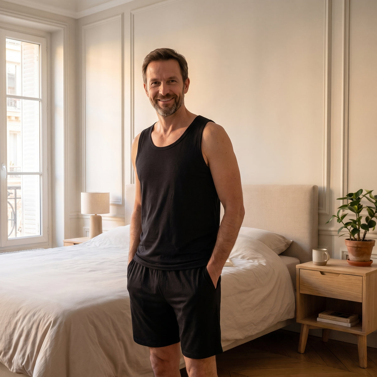 Pyjama d'été noir porté par un homme
