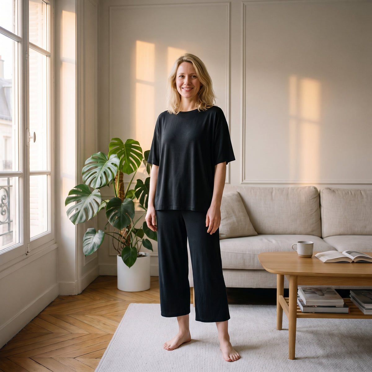 Ensemble d'intérieur en viscose noir porté par une femme