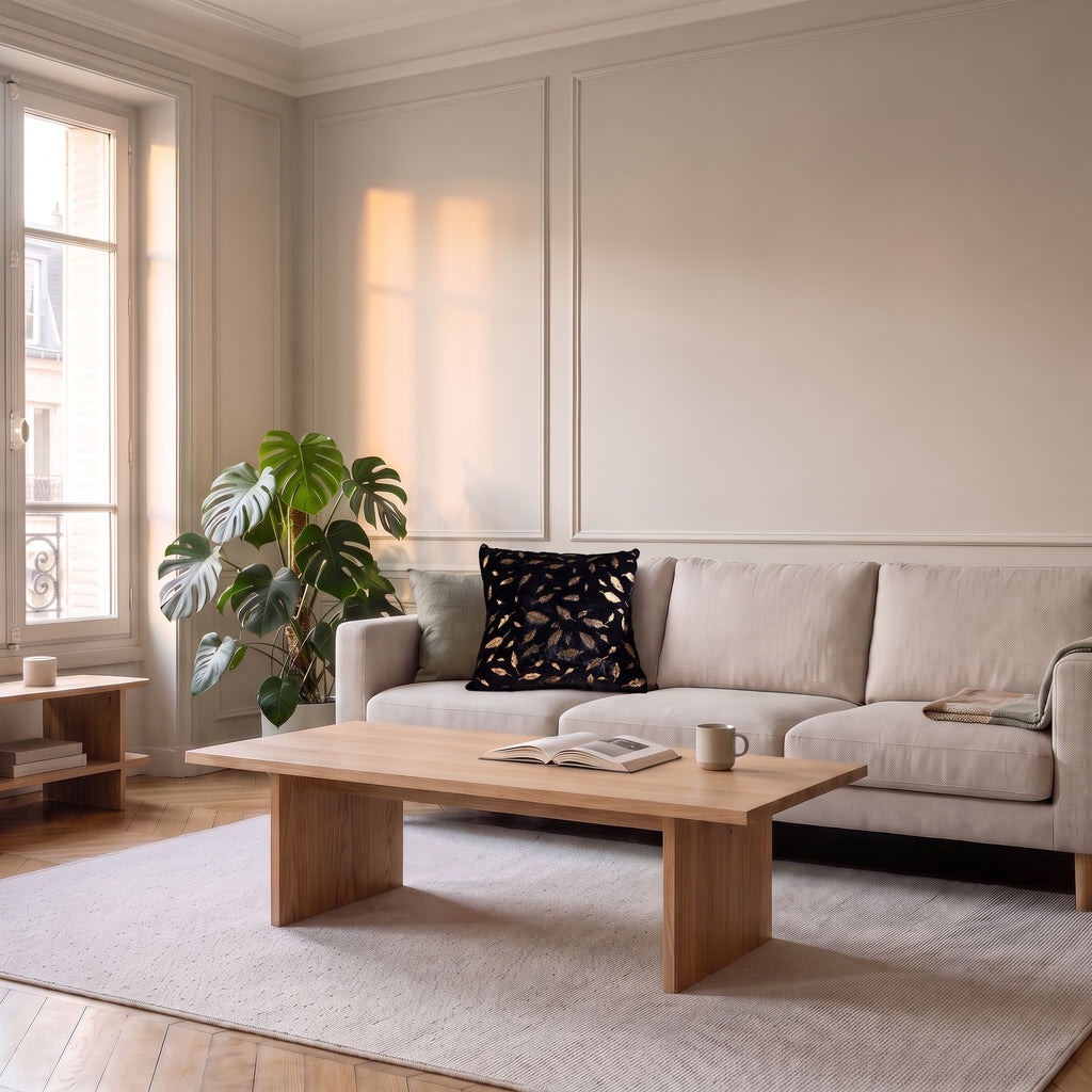 Housse de coussin en velours noir à plumes dorées
