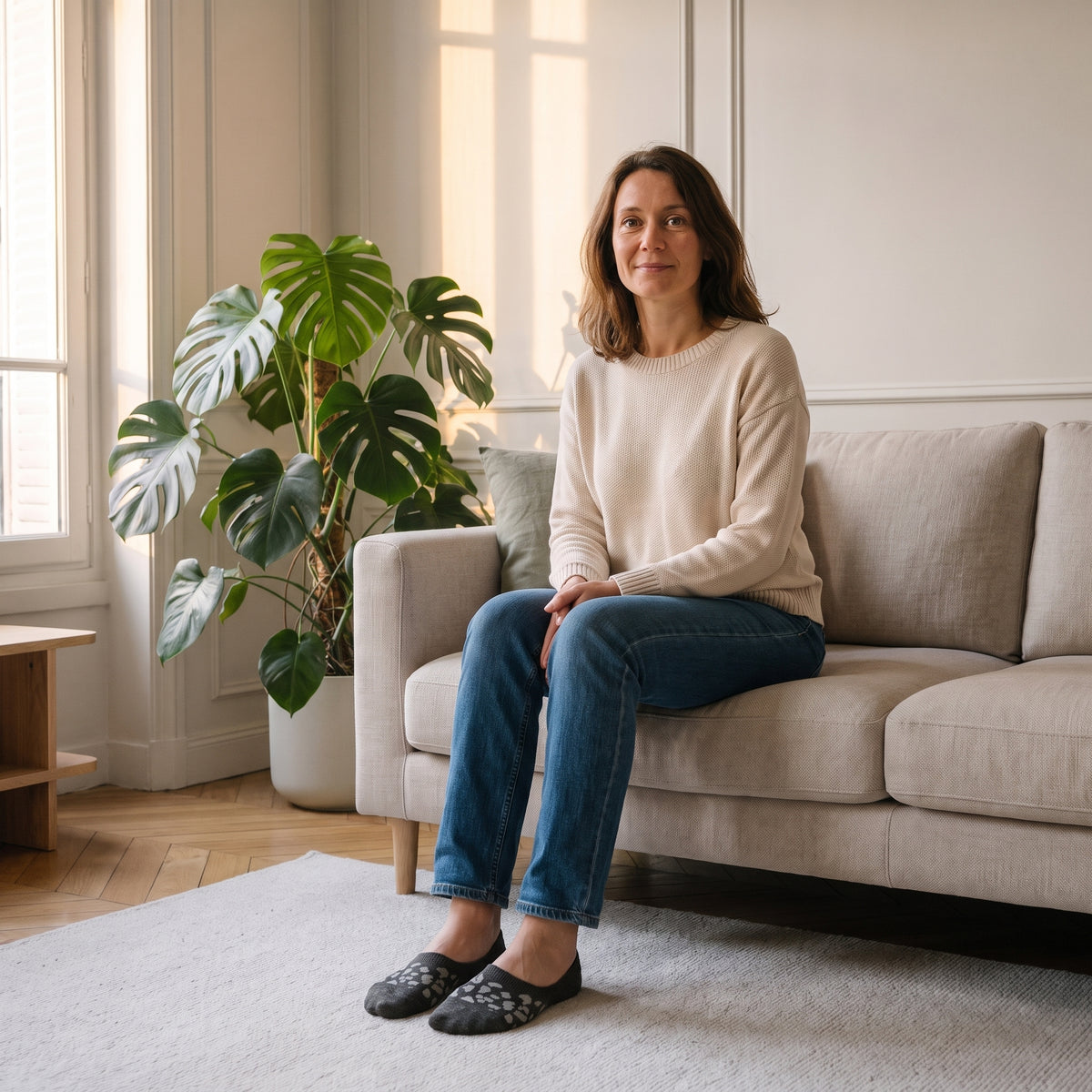 Chaussettes invisibles noir chiné léopard portées au salon