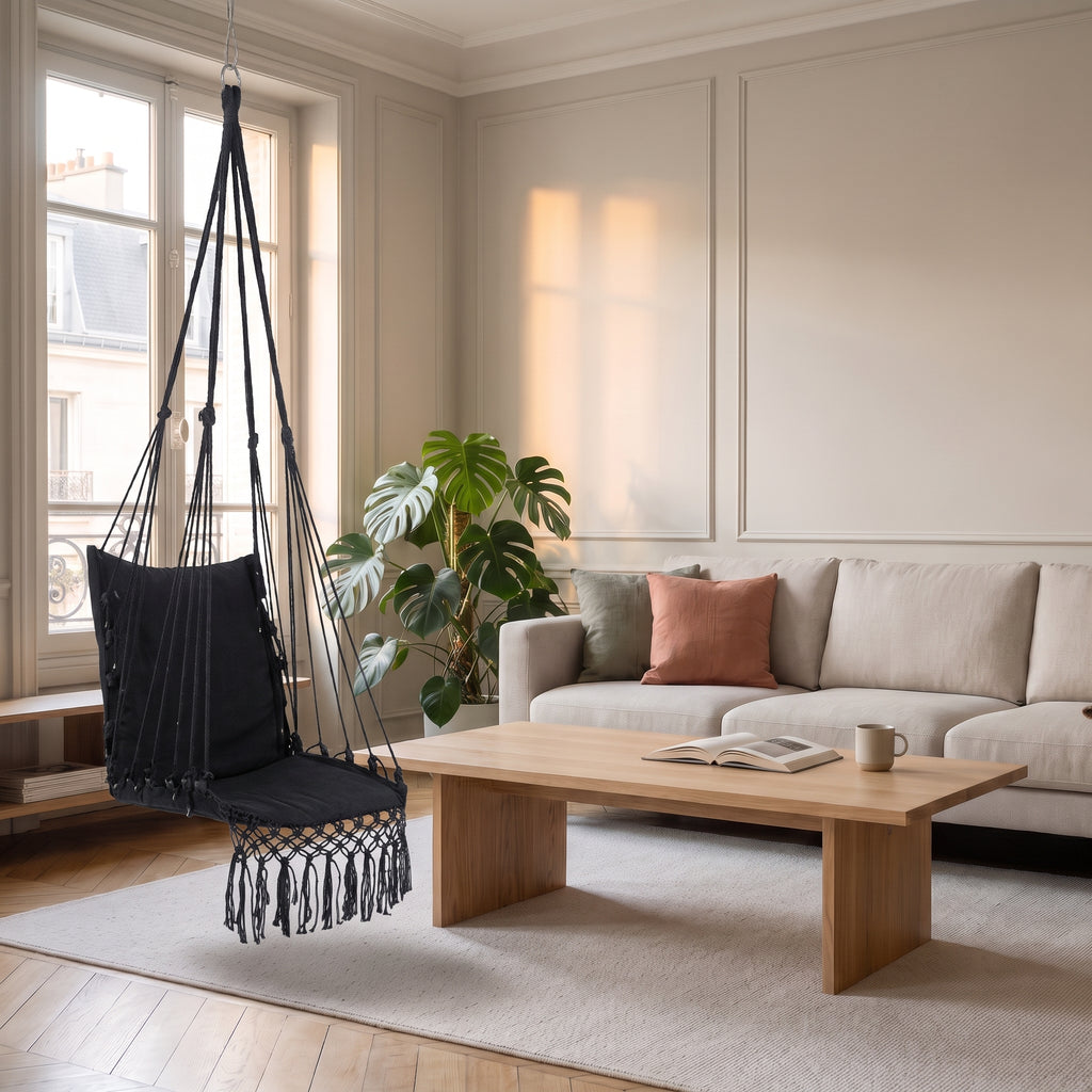Chaise hamac noire en macramé suspendue dans un salon