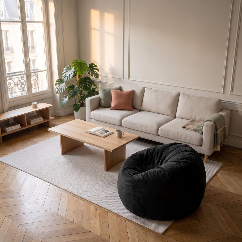 Housse de pouf immense noire posée au sol du salon