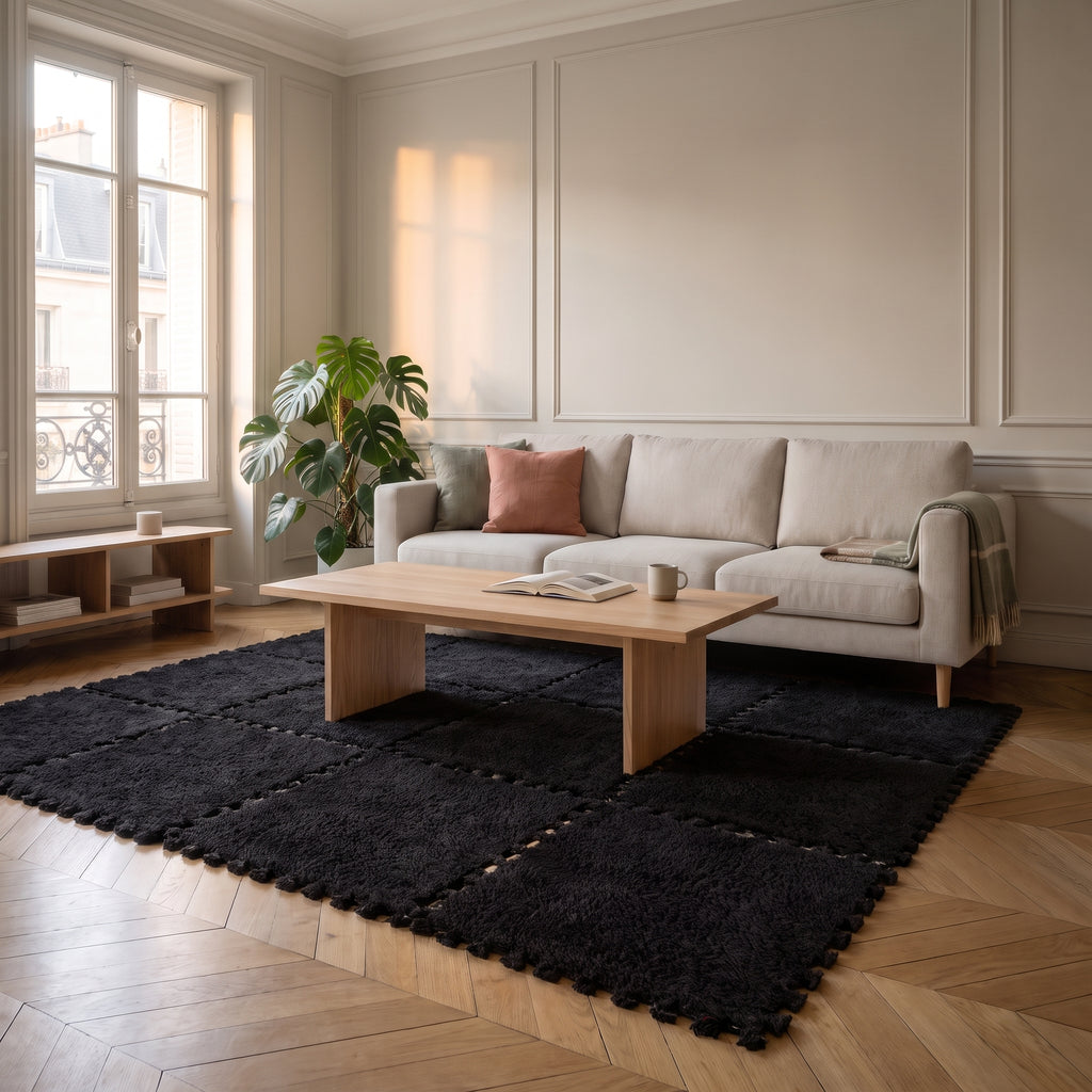 Carrés de tapis en mousse noirs emboîtés dans un salon