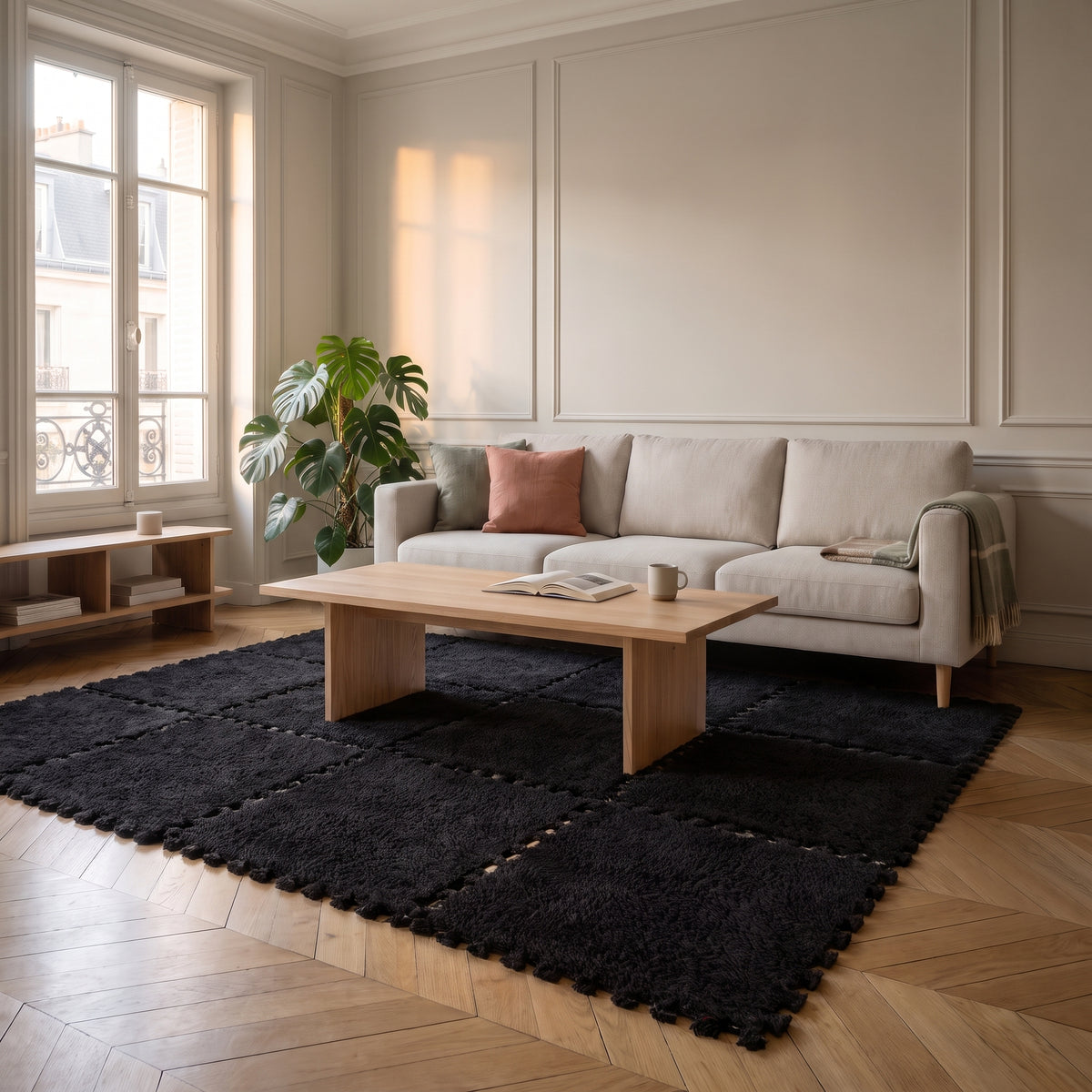 Carrés de tapis en mousse noirs emboîtés dans un salon