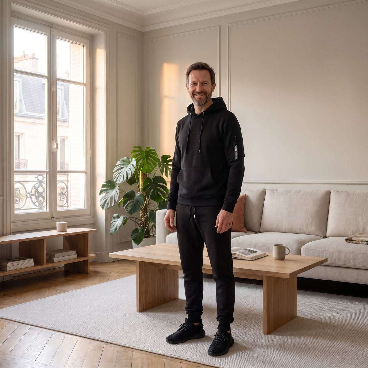 Survêtement noir porté par un homme