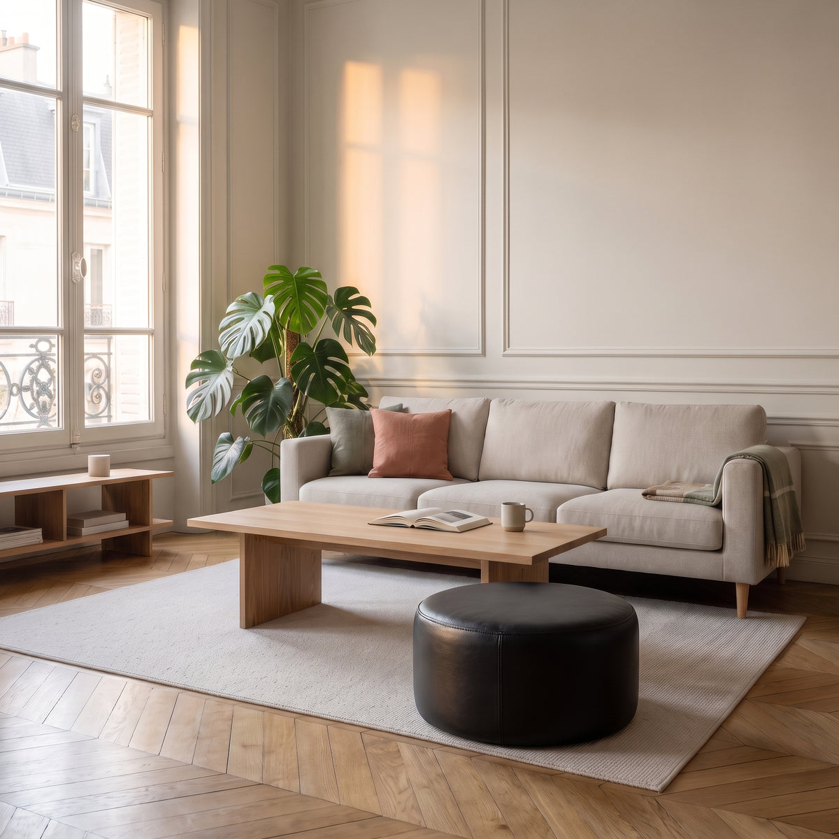 Pouf rond en cuir synthétique noir posé au sol