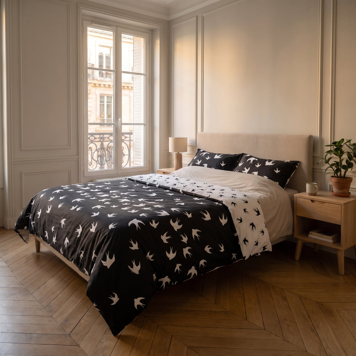 Housse de couette motif oiseaux sur un lit fait