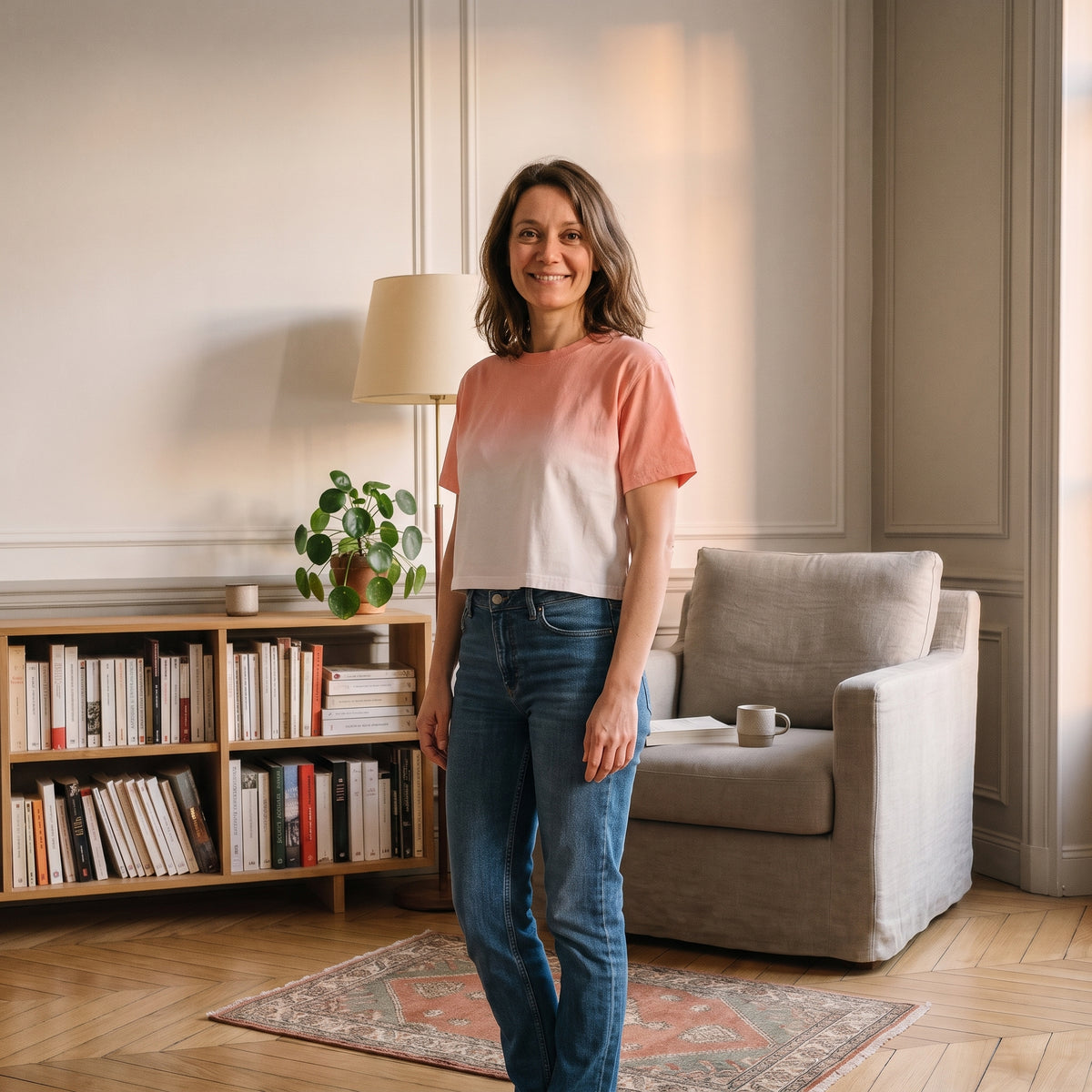 Crop-top bicolore orange porté par une femme