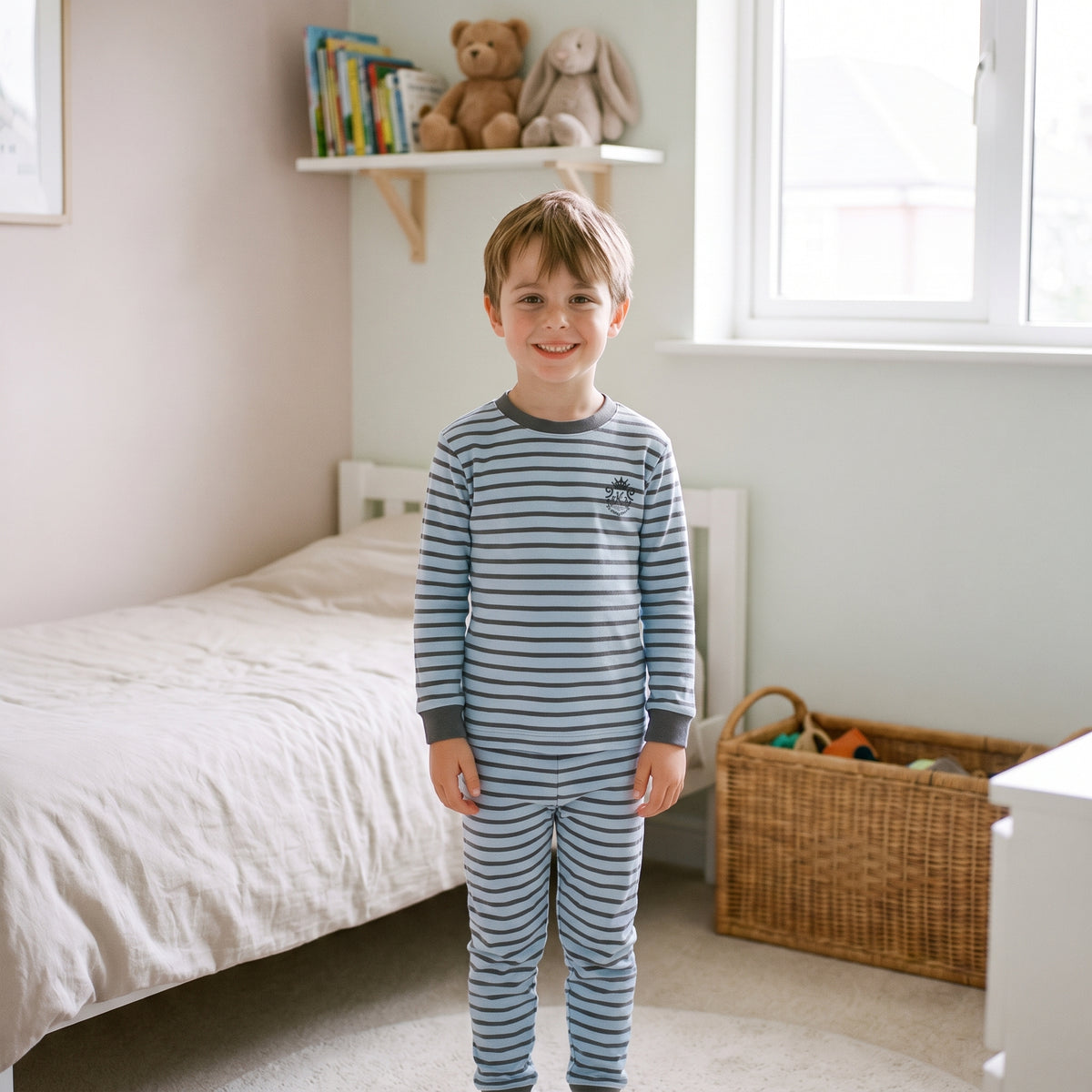 Enfant portant le pyjama en coton à rayures bleu marine