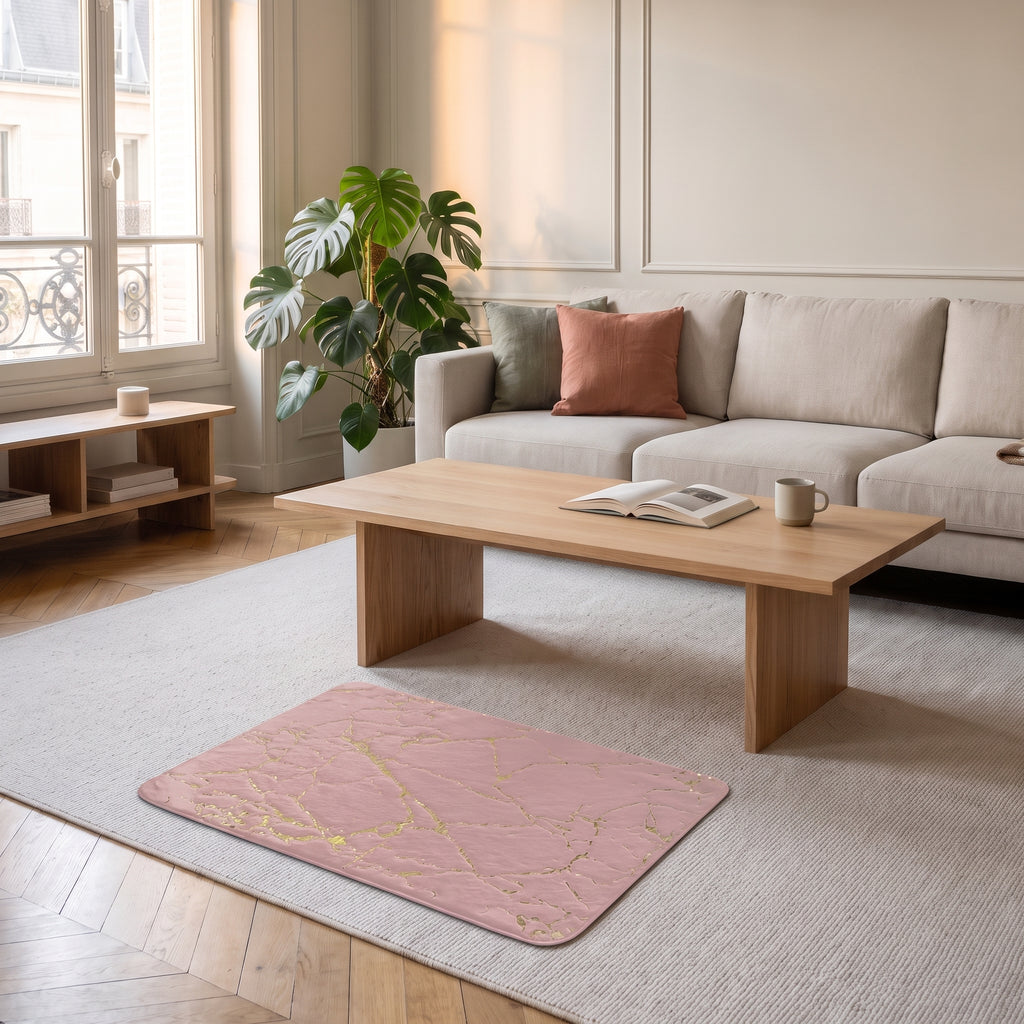Tapis effet marbre rose poudré veiné d'or posé à plat sur le parquet du salon