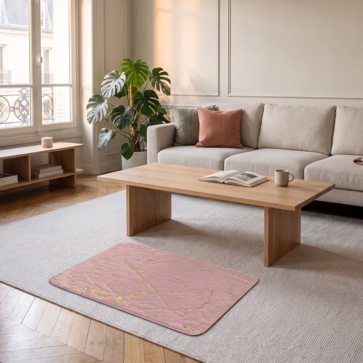 Tapis effet marbre rose poudré veiné d'or posé à plat sur le parquet du salon