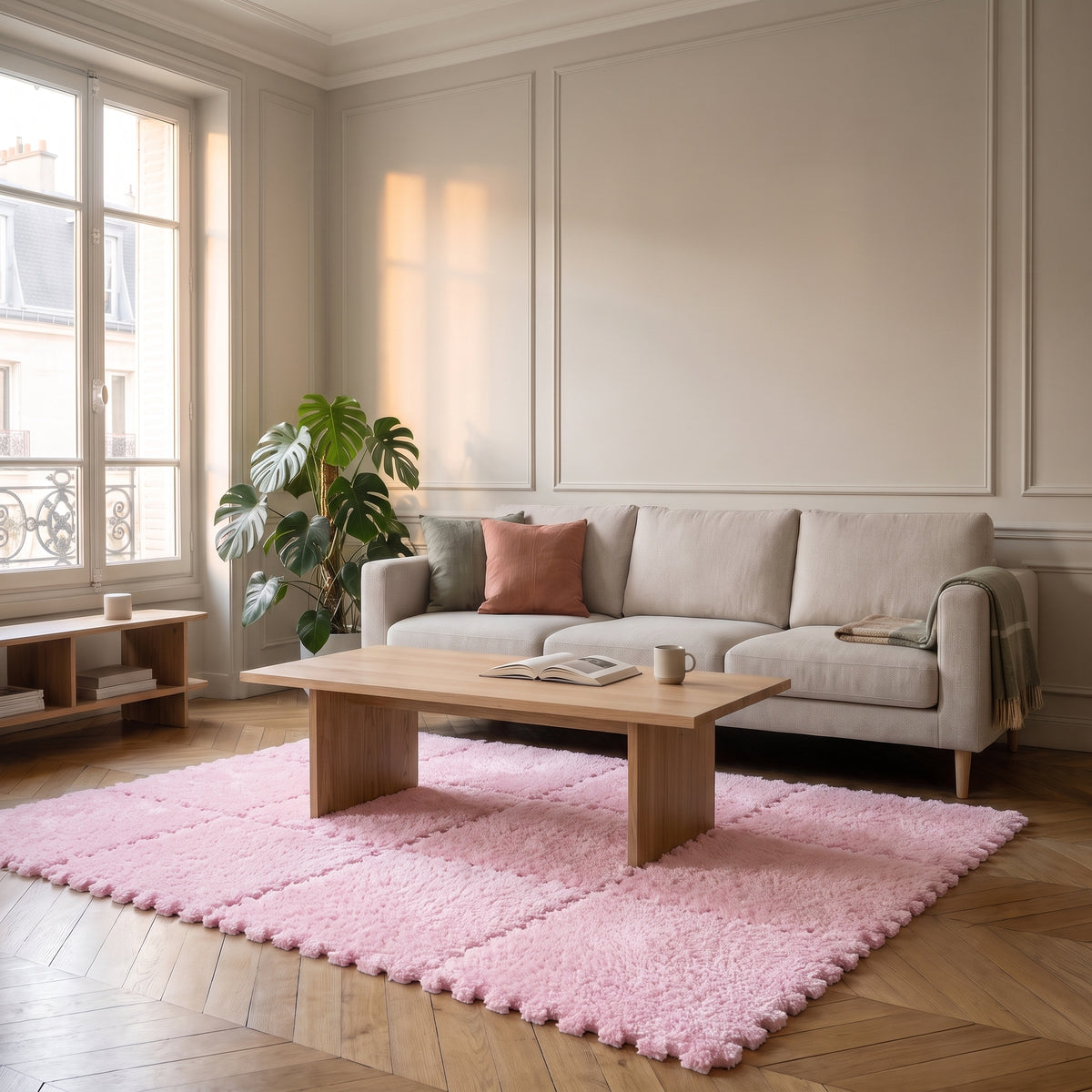 Carrés de tapis en mousse rose emboîtés dans un salon