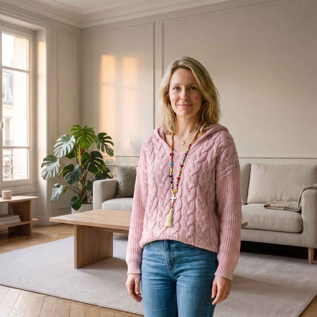 Pull en grosse maille rose porté par une femme