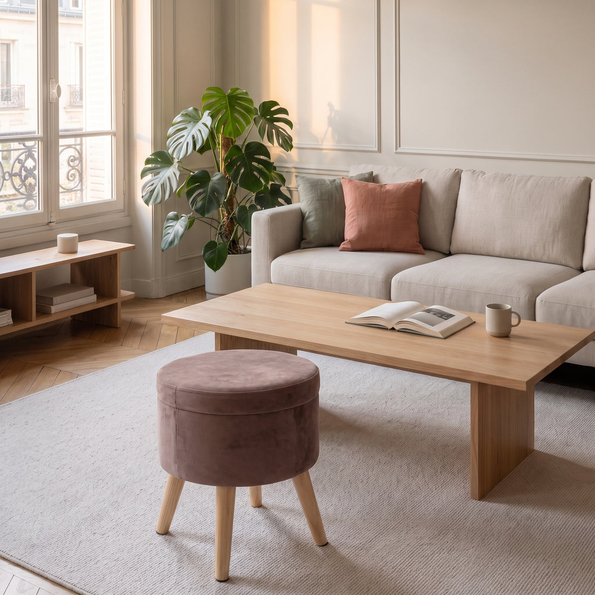 Tabouret de rangement en bois rose posé au sol