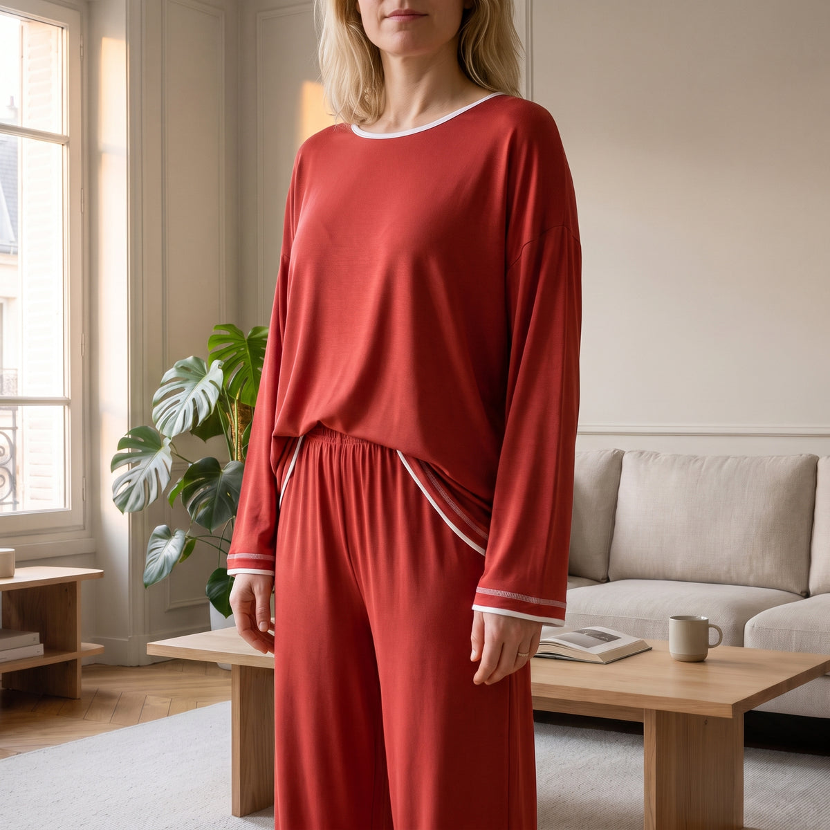 Pyjama coton et modal rouge porté par une femme dans le salon